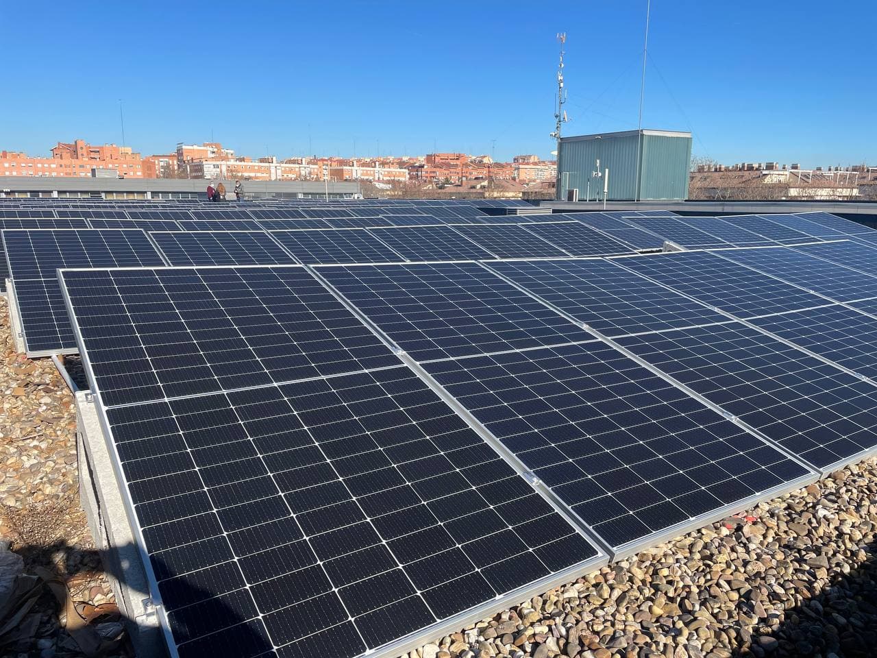Las placas solares en las cubiertas son la base para desplegar de las comunidades energéticas locales