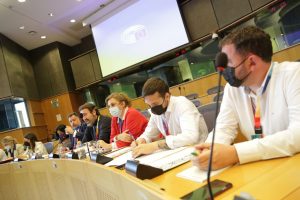 Jesús Santos pudo tomar nota, escuchando las diferentes experiencias municipales en el Parlamento Europeo