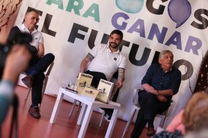 Javier Leralta, Jesús Santos y Félix López Rey dialogando sobre los barrios