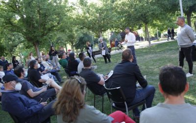 Una asamblea al aire libre sobre ayudas para las energías renovables en Alcorcón