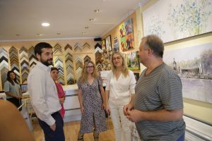 Palop visitó a los comercios locales para conocer las políticas de Ganar Alcorcón en este ámbito