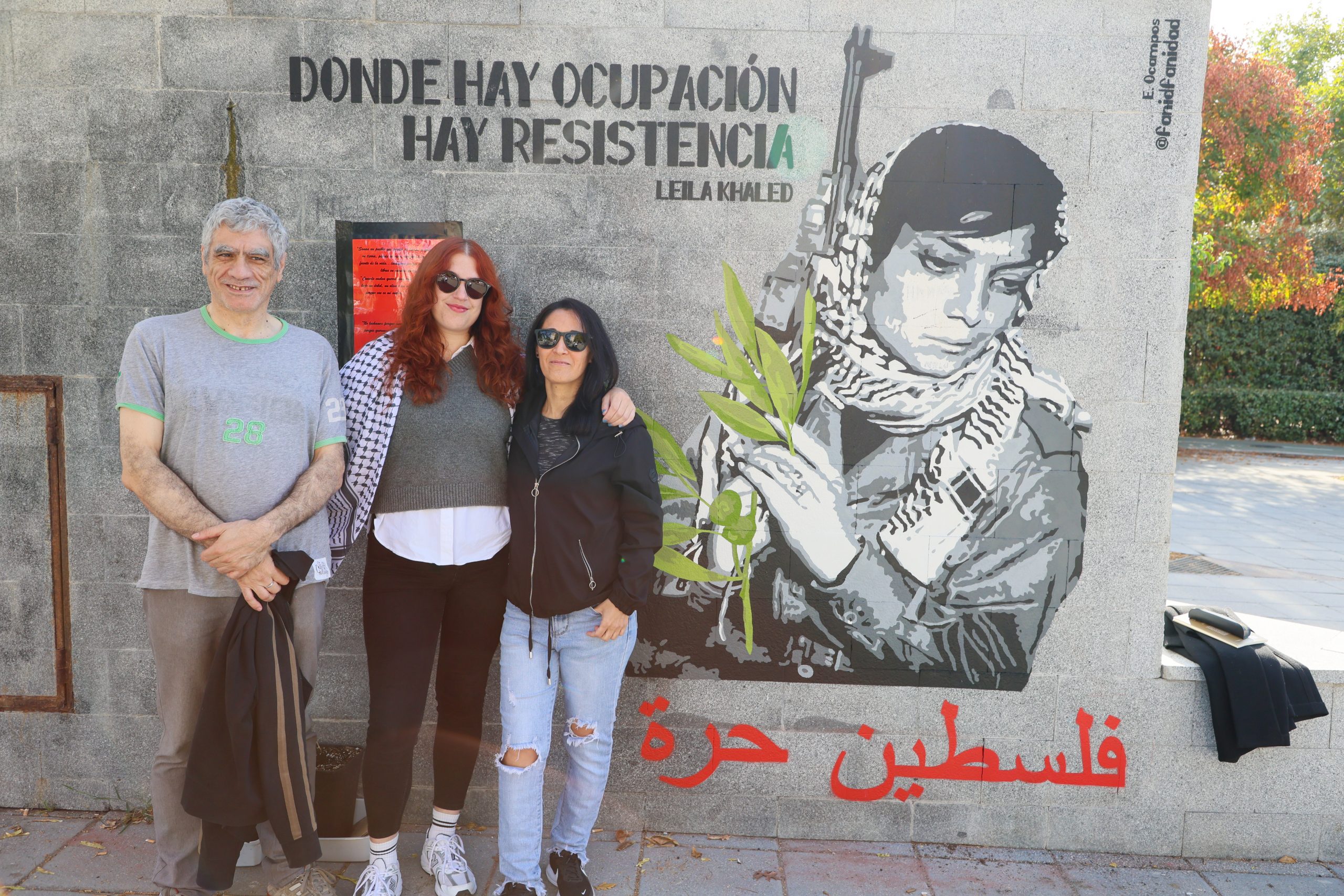 Miriam Benítez junto a compañeros de Ganar Alcorcón frente al mural de Palestina