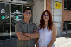 Miriam Benítez y David López de Ganar Alcorcón frente al ministerio de Transportes